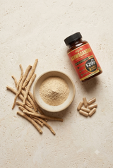 Raíces de ashwagandha, polvo herbal y cápsulas junto al frasco